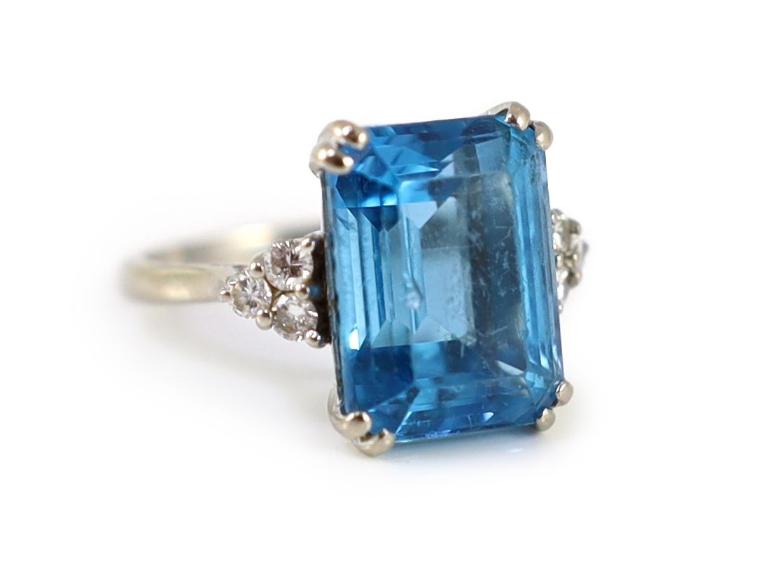 A modern 18ct white gold and emerald cut blue topaz set dress ring